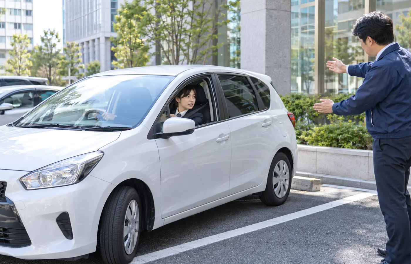 社用車を使って駐車教習を受ける社員