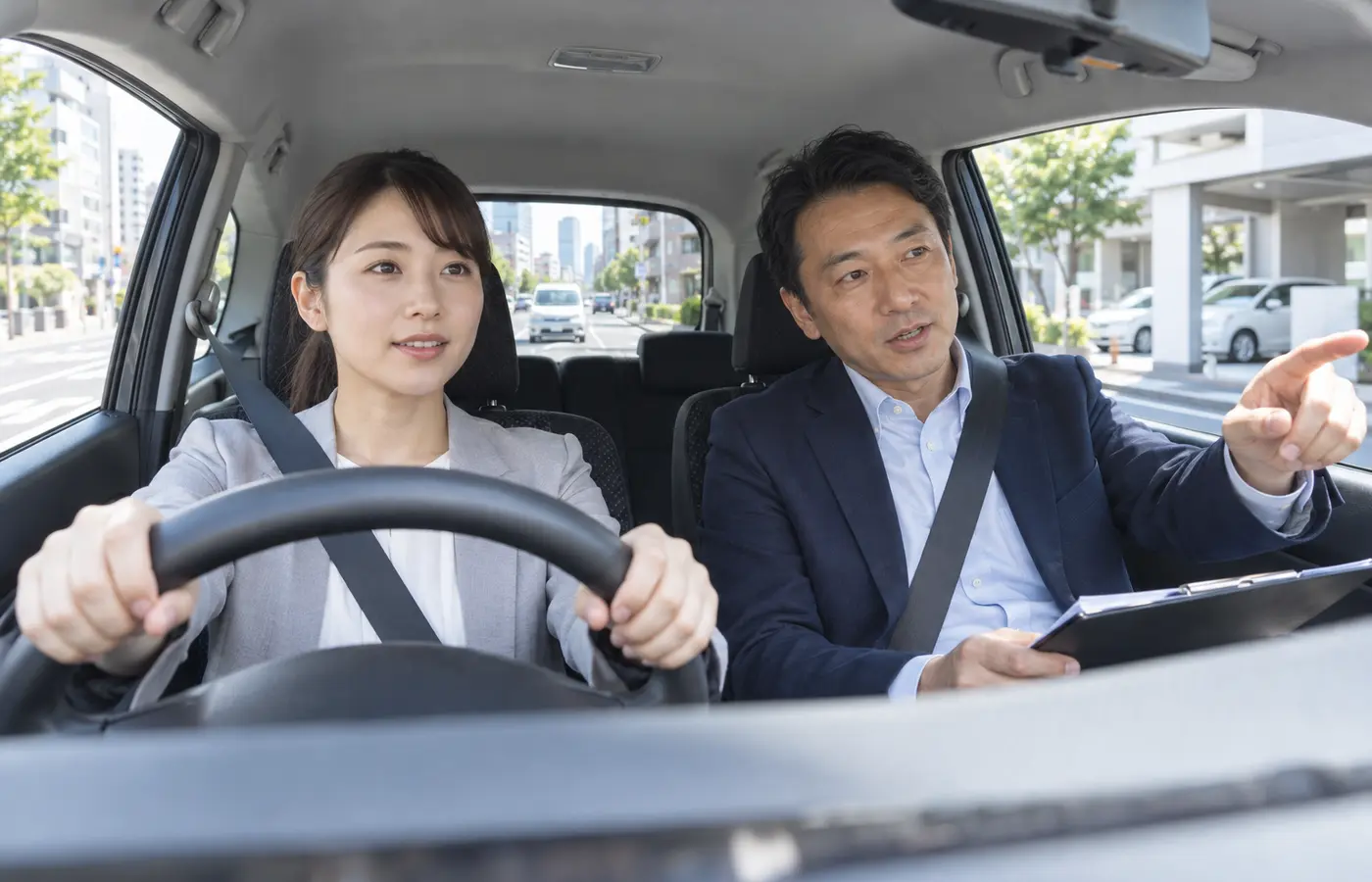 社用車で実務に合わせた運転教習を受ける社員